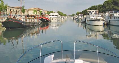 Lovely home in Beaucaire with WiFi