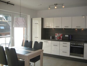 Geladeira, micro-ondas, fogão, lava-louças