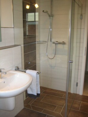 Shower, hair dryer, towels - 103 3R Balk li - BUE - House Stüven (Büsum)