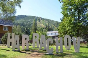 Property grounds - Holiday apartment in the ski resort (Harrachov)