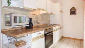 Kühlschrank, Herdplatte, Wasserkocher mit Kaffee-/Teezubehör