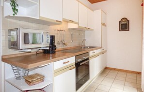 Kühlschrank, Mikrowelle, Herdplatte, Wasserkocher mit Kaffee-/Teezubehör