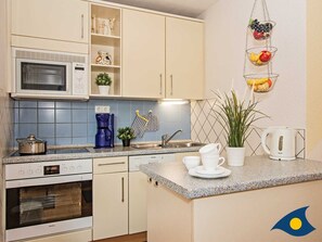 Kühlschrank, Mikrowelle, Ofen, Geschirrspüler