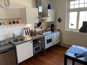 Kühlschrank, Mikrowelle, Ofen, Geschirrspüler