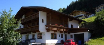 Holiday apartment with balcony near the city centre