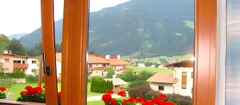 Holiday apartment with balcony close to the centre