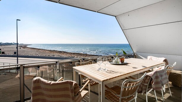 Ein Essbereich mit Blick auf Strand und Meer.
