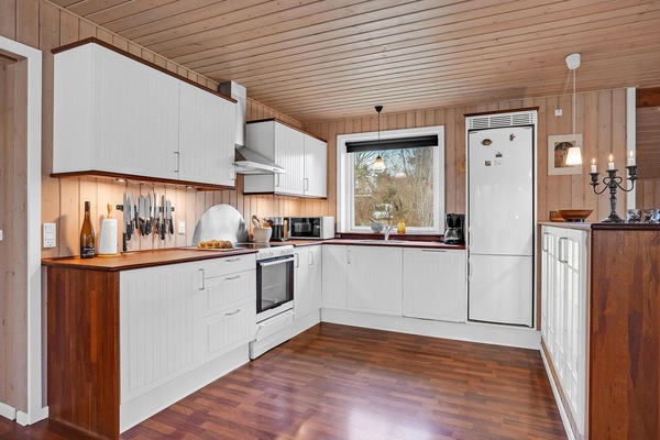 Kylskåp, spishäll, diskmaskin och kaffe- och tebryggare