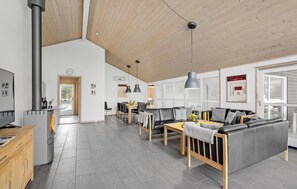 Télévision, cheminée, baby-foot, table de tennis de table