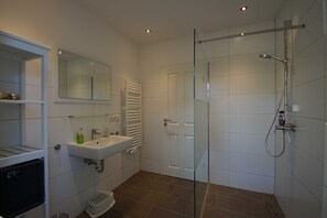 Douche, sèche-cheveux, savon