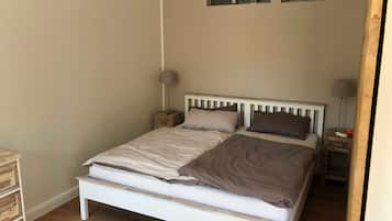 2 bedrooms, travel crib, WiFi