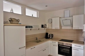 Kühlschrank, Ofen, Geschirrspüler, Wasserkocher mit Kaffee-/Teezubehör