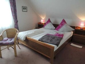 3 chambres, lit parapluie, draps fournis