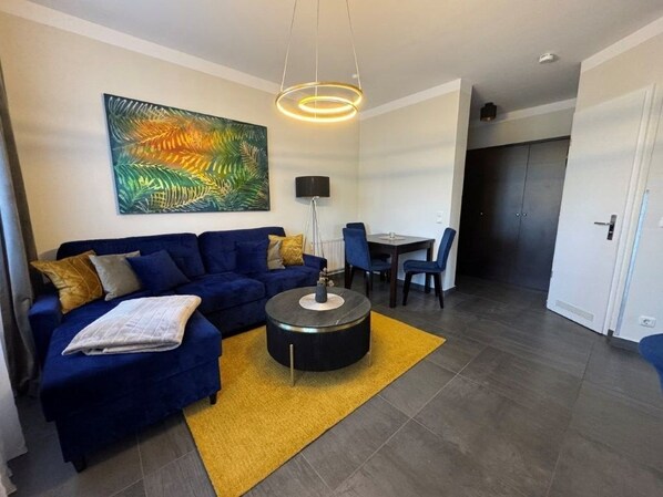 Unclassified image, 1 of 11, button