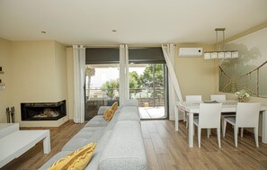 TV, DVD-spiller og stereoanlegg