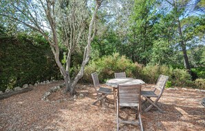 Outdoor dining - 2 bedroom cozy home in La Bouverie (La Bouverie)