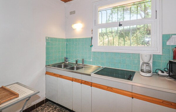 Frigorífico, horno, placa de cocina y cafetera o tetera