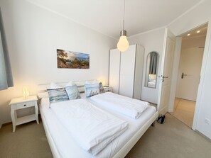 2 bedrooms, iron/ironing board, WiFi