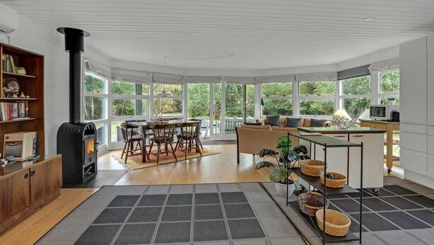 Amplia sala de estar con una cocina abierta grande, una mesa de comedor y una zona de estar acogedora.