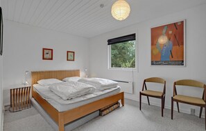 3 bedrooms, travel cot
