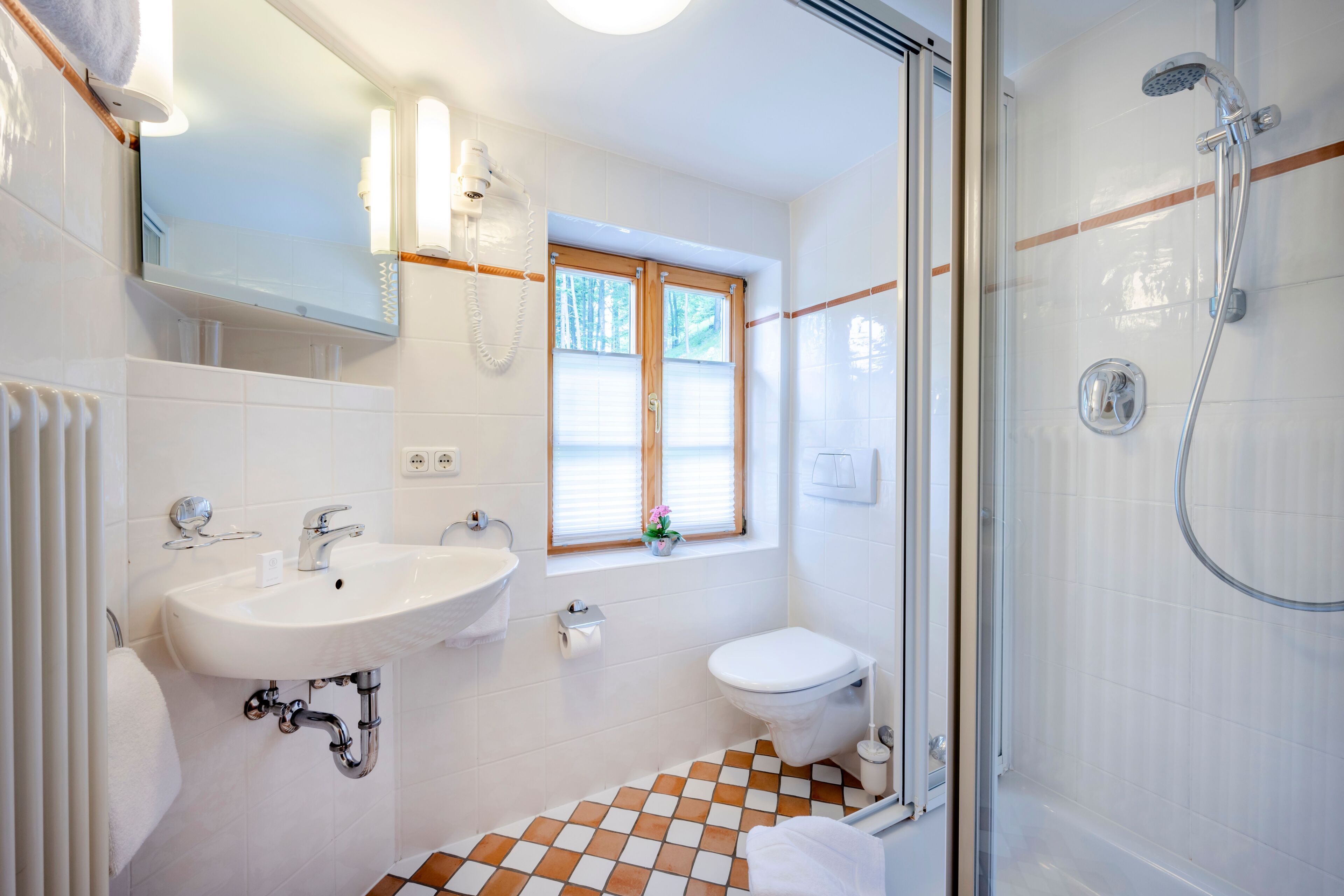 Douche, sèche-cheveux, serviettes fournies