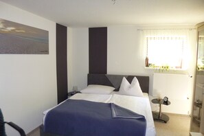 1 bedroom, WiFi, bed sheets - West room - Pension Storchennest (Klausdorf)