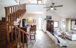 Télévision, cheminée, lecteur de DVD