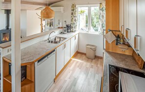 Kjøleskap, mikrobølgeovn, kokeplater og oppvaskmaskin