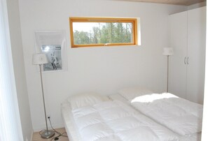 3 bedrooms, travel cot