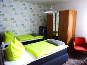 2 bedrooms, travel cot, WiFi, bed sheets
