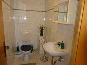 Shower, towels