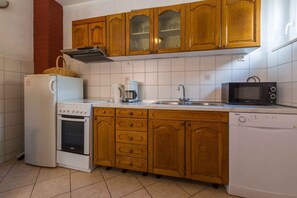 ثلاجة، ميكروويف، فرن، موقد طهي مسطح