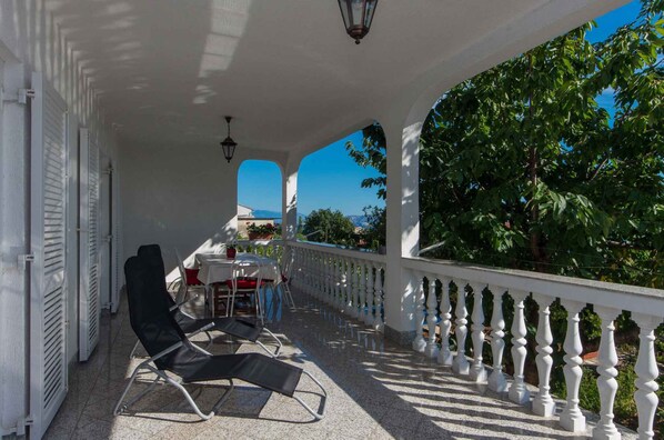 تناول الطعام بالخارج