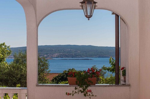 Holiday apartment with air conditioning and sea view