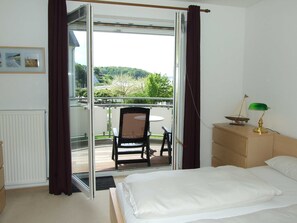 2 Schlafzimmer, Reisekinderbett
