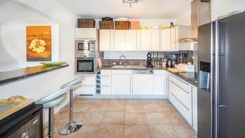 Een koelkast, een kookplaat, een vaatwasser