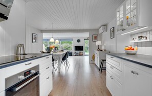 Fridge, stovetop, dishwasher, coffee/tea maker - 3 bedroom cozy home in Jerup (Jerup)