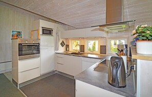 Kjøleskap, kokeplater, oppvaskmaskin og kaffetrakter/tekoker