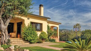 A Mediterranean-style house with a stone staircase, a covered porch, and a basketball court. - Awesome home in Tordera (Tordera)
