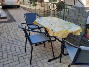 تناول الطعام بالخارج