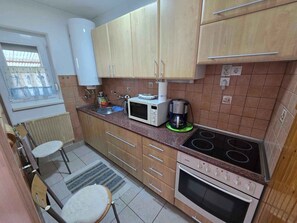 Køleskab, ovn, kogeplade, kaffe-/temaskine