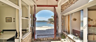 3 bedroom beach front home in Drvenik Mali
