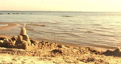 Appartement NOUVEAU seulement 8 minutes de la plage, au milieu d'un jardin idyllique