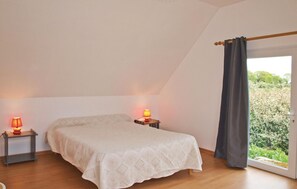 4 bedrooms, travel crib