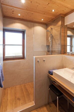 Haartrockner, Handtücher, Seife, Toilettenpapier