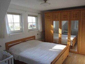 2 bedrooms, travel cot, WiFi