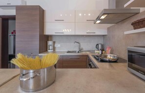 Kjøleskap, kokeplater, oppvaskmaskin og kaffetrakter/tekoker