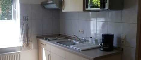 Een koelkast, een magnetron