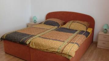 1 bedroom, bed sheets