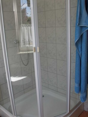 Een douche, handdoeken